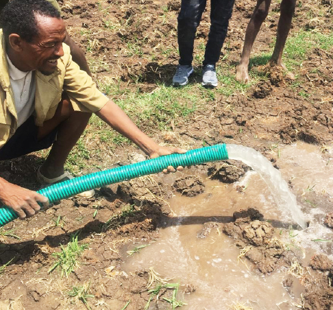 Demonstrating the use of a solar pump in rice irrigation (Ethiopia)